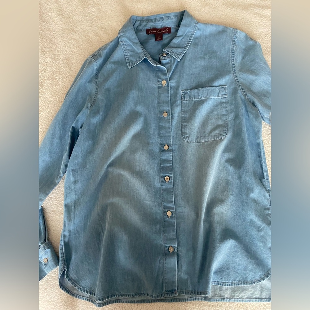 NWT Gloria Vanderbilt Chambray Button Down Shirt| Medium | Lightweight top